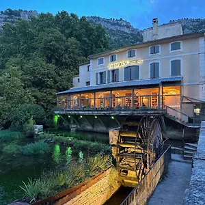 Le Chateau Olive Et Raisin Fontaine-de-Vaucluse